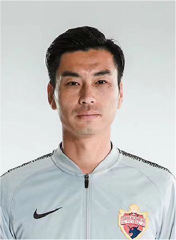 一名不利的前拳击冠军不幸被人栽赃杀人，他被迫在友谊和野心之间做出艰巨决定。